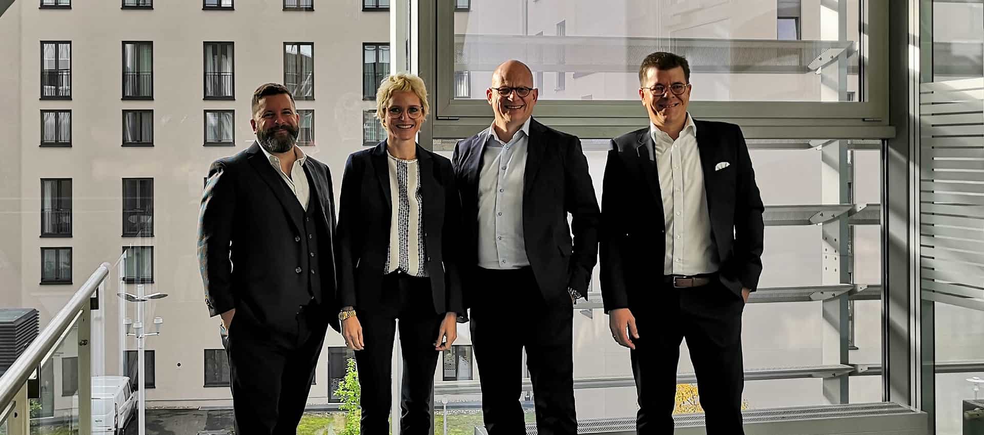 Die Geschäftsfürher*innen der tolino-Allianz-Partner stehen nebeneinander. Von links nach rechts: Michael Tambly (CEO, Kobo), Nina Hugendubel (Geschäftsführende Gesellschafterin, Hugendubel), Michael Busch (Geschäftsführender Gesellschafter und CEO, Thalia), Christian Sailer (CEO, Weltbild)